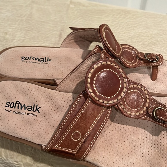 Softwalk sandals comfy. Great walking sandal with Velcro for great fit/comfort - Picture 2 of 10